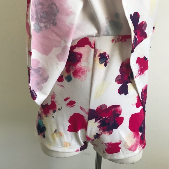 Floral Plunge Neck Romper 💕 - Picture 5 of 6